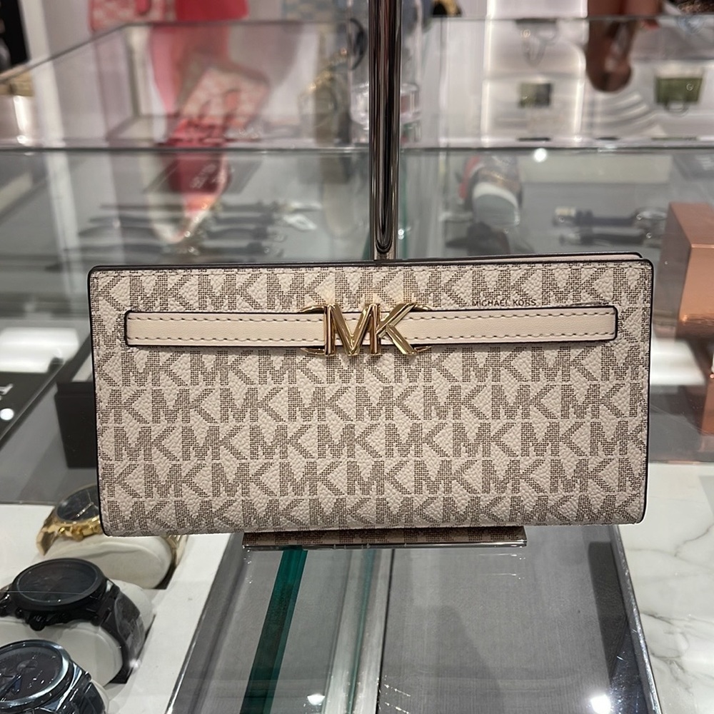 MICHAEL KORS
Reed Large Snap Signature Wallet
35S3G6RE3B
Lt Cream Multi
NWT - Picture 7 of 16